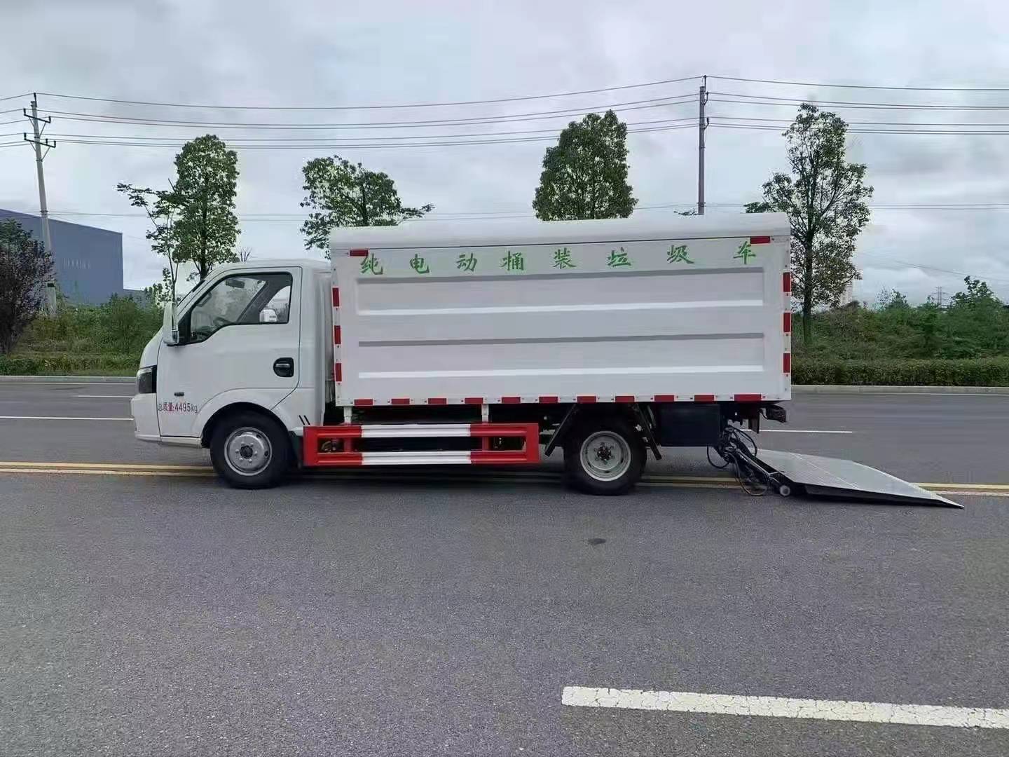 東風(fēng)華神純電動(dòng)密封式桶裝垃圾車(chē)