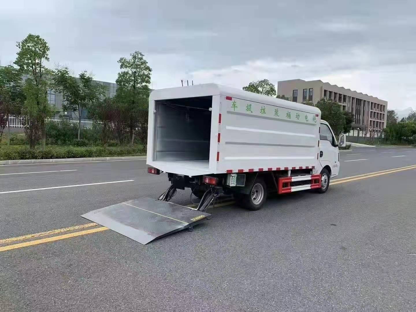 東風(fēng)華神純電動(dòng)密封式桶裝垃圾車(chē)